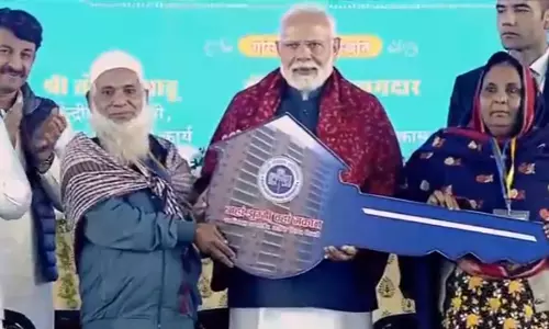 प्रधानमंत्री नरेंद्र मोदी का गरीबों को तोहफा, खिल उठे लोगों के चेहरे प्रधानमंत्री नरेंद्र मोदी का गरीबों को तोहफा, खिल उठे लोगों के चेहरे
