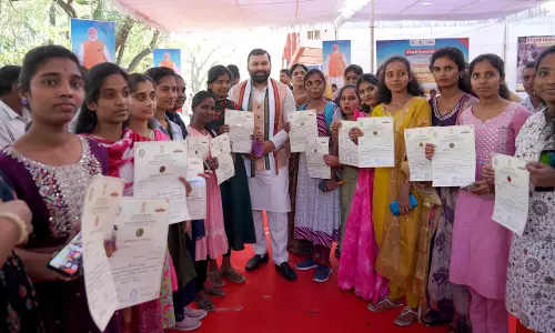 KVIC ने कारीगरों को नए औजार उपलब्ध कराए