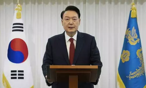 Seoul के कानून प्रवर्तकों ने राष्ट्रपति की गिरफ्तारी वारंट की तामील रोकी Seoul के कानून प्रवर्तकों ने राष्ट्रपति की गिरफ्तारी वारंट की तामील रोकी