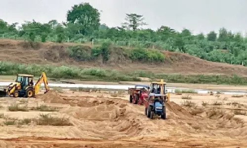 Jhansi: खनन माफियाओं ने सारे नियम ताक पर रख चोरी किये 12 ट्रैक्टर