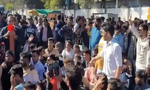 Bhopal गैस त्रासदी: जहरीले कचरे को पीथमपुर ले जाने के खिलाफ प्रदर्शनकारियों ने आत्मदाह का प्रयास किया