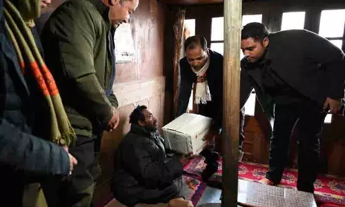 Lahaul एवं स्पीति डीसी ने स्टिंगरी में जरूरतमंदों को कंबल एवं राहत सामग्री वितरित की