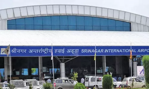 घने कोहरे के कारण Srinagar अंतरराष्ट्रीय हवाई अड्डे पर उड़ान परिचालन बाधित घने कोहरे के कारण Srinagar अंतरराष्ट्रीय हवाई अड्डे पर उड़ान परिचालन बाधित