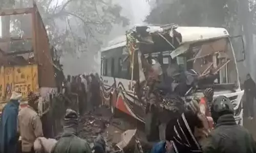 Palamu: कसियाडीह बकोरिया के पास यात्री बस और ट्रक की टक्कर में एक व्यक्ति की हुई मौत Palamu: कसियाडीह बकोरिया के पास यात्री बस और ट्रक की टक्कर में एक व्यक्ति की हुई मौत