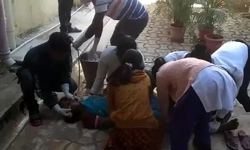 Gumla: परिवार के 7 लोगों ने आटा समझ खाया कीटनाशक, अस्पताल में भर्ती