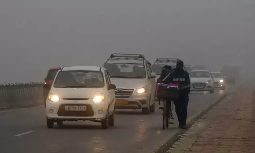 Srinagar में घना कोहरा छाया, कश्मीर में बर्फबारी का अनुमान