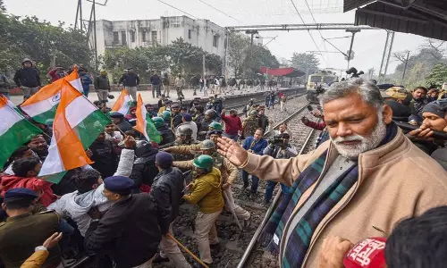 BPSC परीक्षा विवाद: सांसद पप्पू यादव के समर्थकों ने पटना में रेल रोको प्रदर्शन किया
