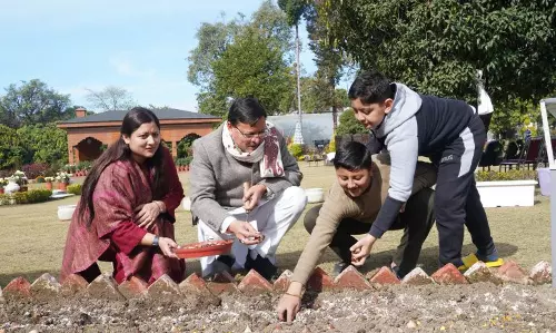 Dehradun: सीएम धामी ने पत्नी और बच्चे के साथ मुख्यमंत्री आवास में किया ट्यूलिप बल्ब का रोपण Dehradun: सीएम धामी ने पत्नी और बच्चे के साथ मुख्यमंत्री आवास में किया ट्यूलिप बल्ब का रोपण