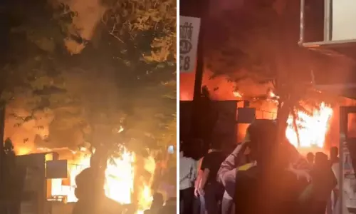 Mumbai: मुलुंड पश्चिम में हार्डवेयर की दुकान में आग लगने से 5 वाहन क्षतिग्रस्त Mumbai: मुलुंड पश्चिम में हार्डवेयर की दुकान में आग लगने से 5 वाहन क्षतिग्रस्त