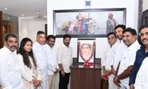 Telangana, आंध्र प्रदेश के मुख्यमंत्रियों ने सावित्रीबाई फुले को श्रद्धांजलि दी Telangana, आंध्र प्रदेश के मुख्यमंत्रियों ने सावित्रीबाई फुले को श्रद्धांजलि दी