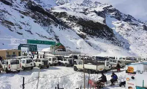Lahaul-Spiti में भारी बर्फबारी से जनजीवन अस्त-व्यस्त Lahaul-Spiti में भारी बर्फबारी से जनजीवन अस्त-व्यस्त