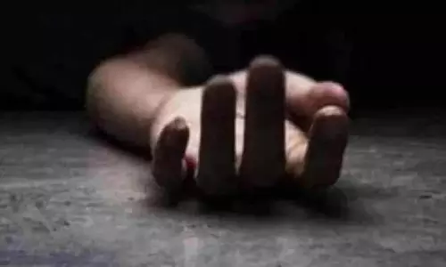 ट्रक की चपेट में आने से 20 वर्षीय महिला की मौत