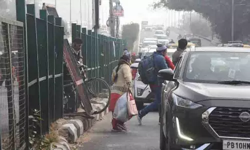 पैदल यात्री और Two-Wheelers चालक सड़क के डिवाइडर पार कर मुसीबत को आमंत्रित पैदल यात्री और Two-Wheelers चालक सड़क के डिवाइडर पार कर मुसीबत को आमंत्रित