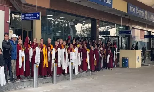 दलाई लामा के Karnataka रवाना होने पर अनुयायियों ने उन्हें विदाई दी