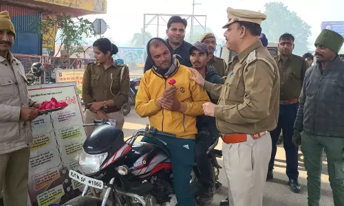 Dholpur: सड़क सुरक्षा माह के अंतर्गत वाहन चालकों के बीच फूल लेकर की समझाइए
