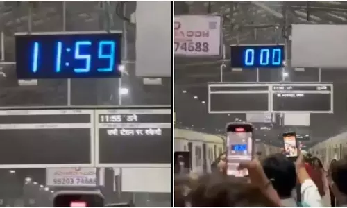 मुंबई CSMT में अनोखा नववर्ष उत्सव, ट्रेनों ने बजाई हॉर्न, वीडियो... मुंबई CSMT में अनोखा नववर्ष उत्सव, ट्रेनों ने बजाई हॉर्न, वीडियो...