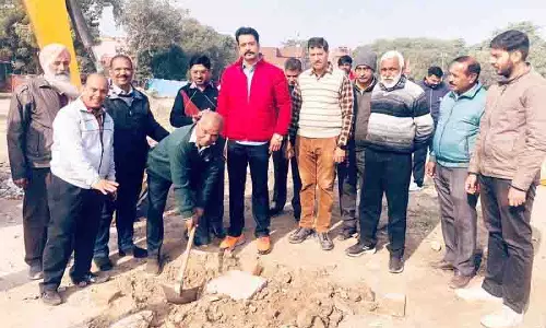 कांग्रेस पार्षद गाबी ने सेक्टर 45 Mandi मैदान की फेंसिंग कार्य का उद्घाटन किया