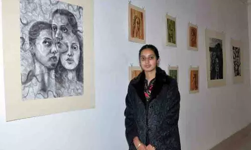 Artist की एकल प्रदर्शनी में लकड़ी को उपकरण के रूप में इस्तेमाल करते हुए चित्रांकन किया