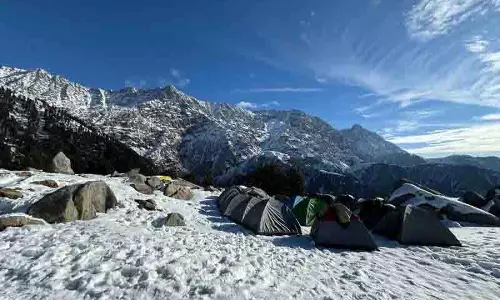 Triund की ट्रैकिंग पर प्रतिबंध को लेकर होटल व्यवसायियों और प्रशासन में तकरार Triund की ट्रैकिंग पर प्रतिबंध को लेकर होटल व्यवसायियों और प्रशासन में तकरार
