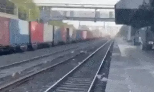 ट्रायल रन के दौरान 180 kmph की रफ़्तार से दौड़ी वंदे भारत स्लीपर ट्रेन, देखें VIDEO... ट्रायल रन के दौरान 180 kmph की रफ़्तार से दौड़ी वंदे भारत स्लीपर ट्रेन, देखें VIDEO...