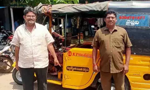 Kothagudem ऑटो चालक ने यात्रियों, अपने वाहन को मनोरंजन लाउंज में बदल दिया Kothagudem ऑटो चालक ने यात्रियों, अपने वाहन को मनोरंजन लाउंज में बदल दिया