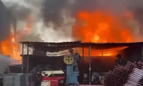 Hyderabad: रासायनिक गोदाम में भीषण आग, गोदाम जलकर खाक Hyderabad: रासायनिक गोदाम में भीषण आग, गोदाम जलकर खाक
