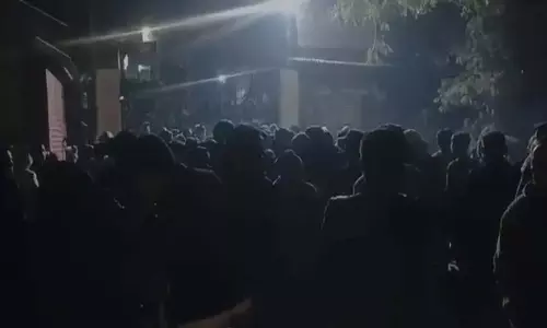 Manipur में ताजा हिंसा, कांगपोकपी में डिप्टी कमिश्नर कार्यालय पर हमला Manipur में ताजा हिंसा, कांगपोकपी में डिप्टी कमिश्नर कार्यालय पर हमला