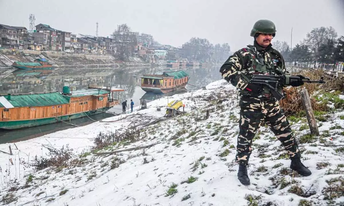 J&K: ताजा बर्फबारी से ठंड से राहत मिली