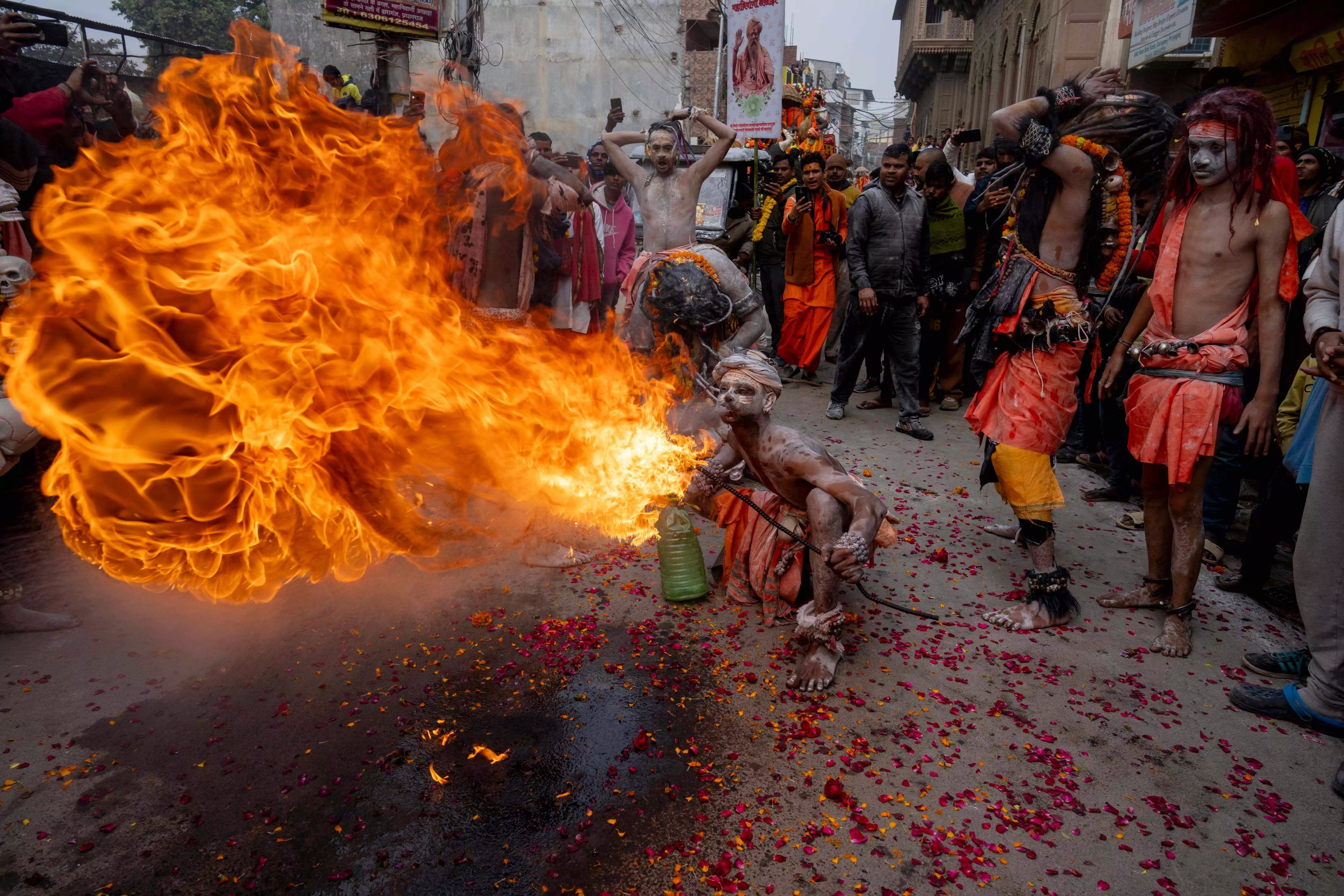 Maha Kumbh 2025: प्रयागराज कैसे कर रहा है साधुओं और पर्यटकों का स्वागत | तस्वीरों में देखे