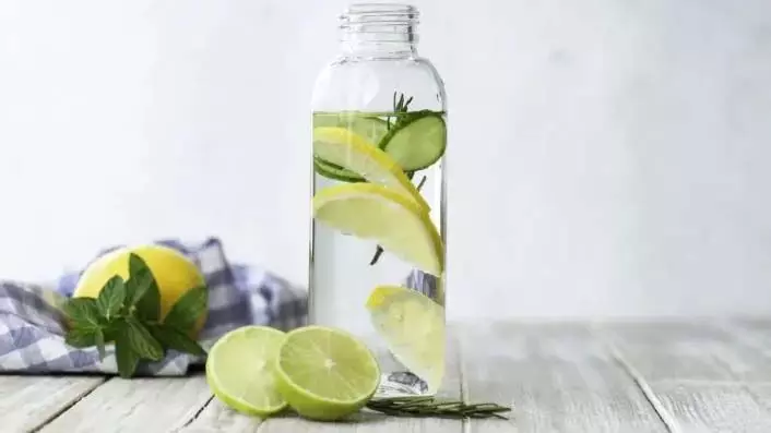 Infused Water : सादा पानी पीना अगर बोरिंग लगता है तो ट्राई करें ये  स्वादिष्ट इन्फ्यूज्ड वॉटर