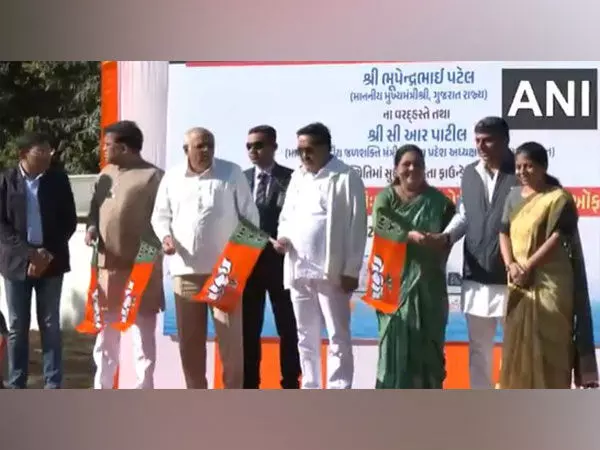 Gujarat CM ने महाकुंभ के लिए गांधीनगर से जल एम्बुलेंस को हरी झंडी दिखाई