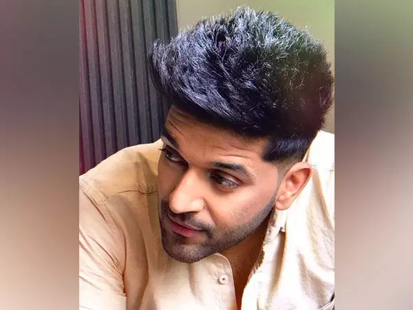 Singer Guru Randhawa ने टी-सीरीज़ के साथ संभावित समस्या का संकेत दिया