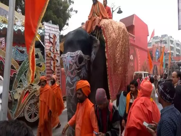 महाकुंभ मेले के लिए निरंजनी अखाड़ा भव्य जुलूस के साथ Prayagraj पहुंचा