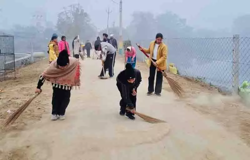 NSS स्वयंसेवकों ने ठंड और कोहरे की परवाह किए बिना गांव की सफाई की