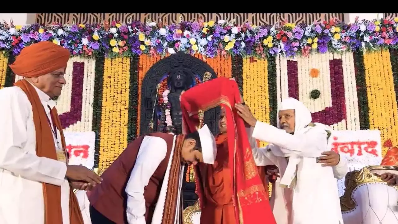 VIDEO: मुख्यमंत्री देवेंद्र फडणवीस ने पगड़ी पहनने से किया इनकार