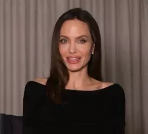 तलाक की कार्यवाही पूरी होने के बाद पहली बार Angelina Jolie ने अपने बैंग्स दिखाए