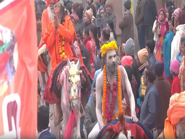 MahaKumbh Mela: प्रयागराज में अखाड़ों द्वारा निकाली गई शोभा यात्रा से वातावरण में भक्ति का भाव व्याप्त हो गया