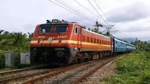 Indian Railway: कोहरे में फंसीं 87 ट्रेनें, 1341 ने लौटाए टिकट