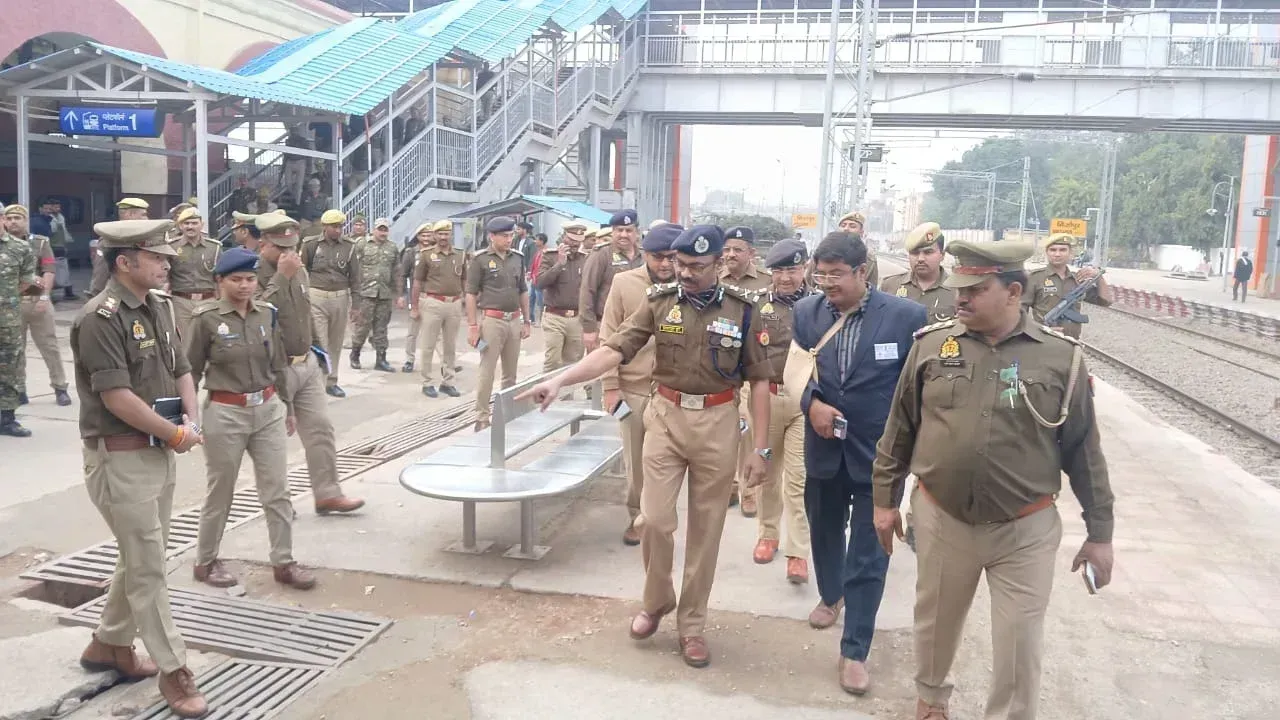 Mirzapur: श्रद्धालुओं की सुरक्षा के लिए रेलवे पुलिस की संयुक्त टीम ने रेलवे ट्रैक का निरीक्षण किया