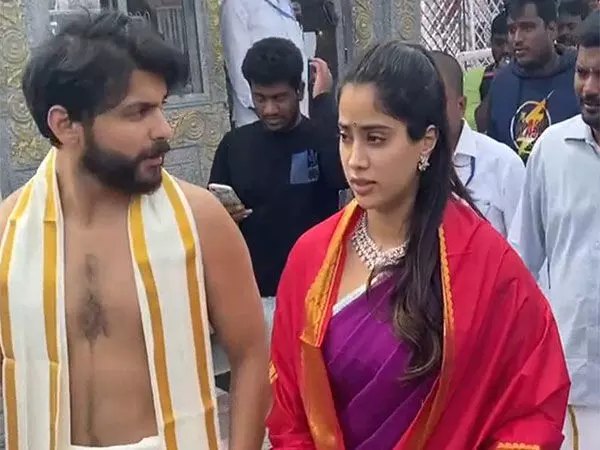 Janhvi Kapoor ने कथित बॉयफ्रेंड शिखर पहाड़िया के साथ तिरुमाला मंदिर में दर्शन किए