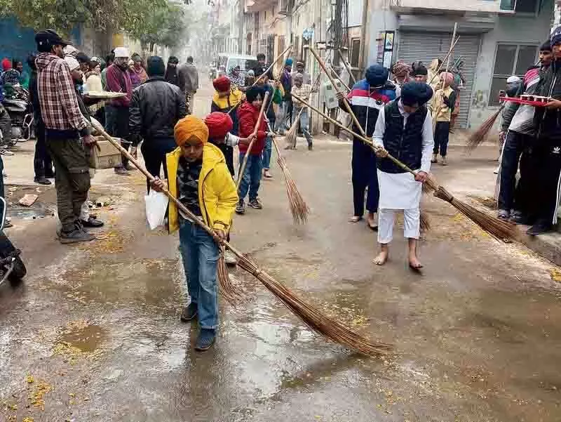 Ahmedgarh में हजारों लोगों ने नगर कीर्तन में हिस्सा लिया