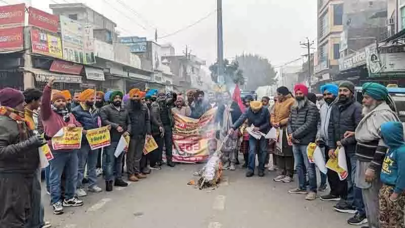 Tarn Taran में कंप्यूटर शिक्षकों ने किया विरोध प्रदर्शन, सरकार का पुतला जलाया