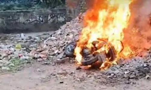 Up News:  स्कूटी स्टार्ट नहीं हुआ तो युवक ने पेट्रोल डालकर  लगा दी आग