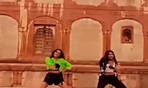 लड़कियों के इस रील को देखते ही हिंदू संगठन नाराज