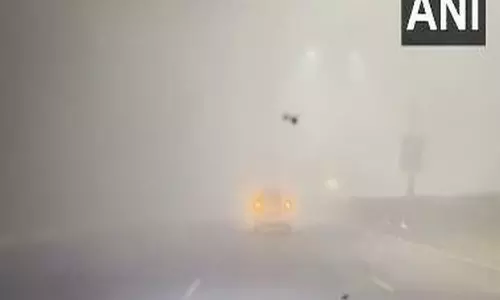 Delhi में घने कोहरे की चादर छाई, शीतलहर ने शहर को जकड़ लिया Delhi में घने कोहरे की चादर छाई, शीतलहर ने शहर को जकड़ लिया