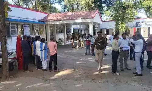 अधेड़ के कारण खौफ में स्कूली छात्राएं, रास्ता रोककर उतार देता है अपने कपड़े