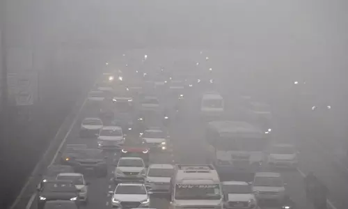 दिल्ली में घना कोहरे के कारण एयरपोर्ट पर फ्लाइट संचालन प्रभावित, रोड पर वाहनों की थमी रफ्तार दिल्ली में घना कोहरे के कारण एयरपोर्ट पर फ्लाइट संचालन प्रभावित, रोड पर वाहनों की थमी रफ्तार