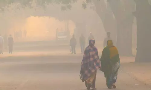 Delhi में घना कोहरा छाया, शीतलहर ने शहर को पकड़ लिया