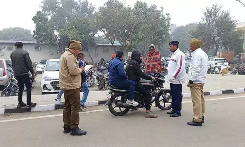 Haryana : मिनी सचिवालय में बिना हेलमेट प्रवेश वर्जित