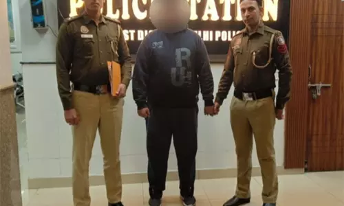 महिलाओं को ब्लैकमेल करने वाले व्यक्ति को Delhi Cyber Police ने किया गिरफ्तार महिलाओं को ब्लैकमेल करने वाले व्यक्ति को Delhi Cyber Police ने किया गिरफ्तार